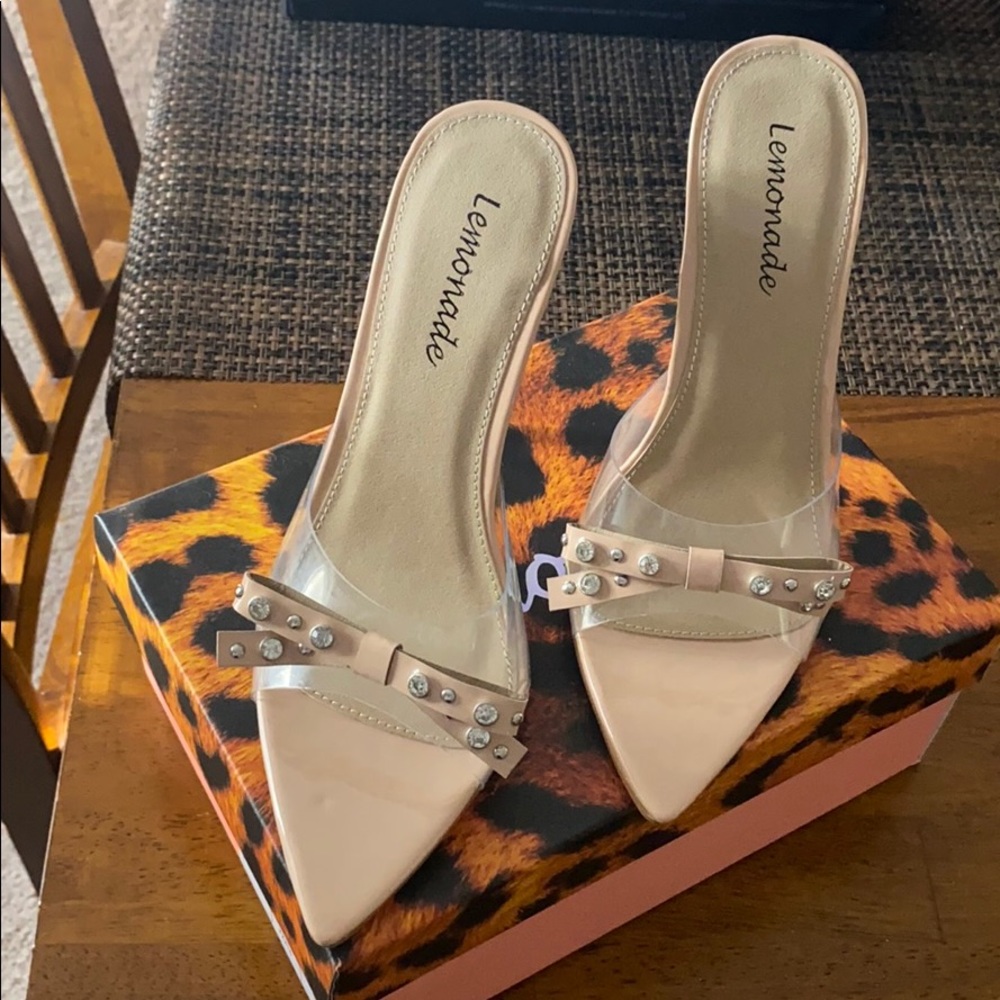 BRAND NEW Nude sandal heel with bow